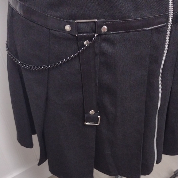 Chic Black Mini Skirt with Chain Accents Goth - Picture 7 of 14